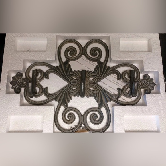 BNIB Southern Living at Home Chelsea Hanger #40497 - Picture 4 of 6